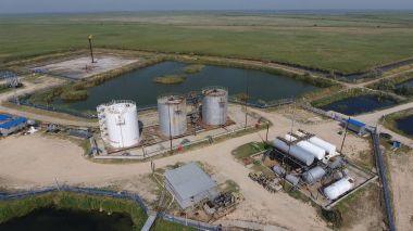 Petrol ayırma ekipmanlarının üst görüntüsü. Kurutma gazı ve yoğunlaştırma koleksiyonu için ekipman. Petrol sahası ekipmanı.