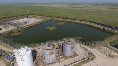 Petrol ayırma ekipmanlarının üst görüntüsü. Kurutma gazı ve yoğunlaştırma koleksiyonu için ekipman. Petrol sahası ekipmanı.