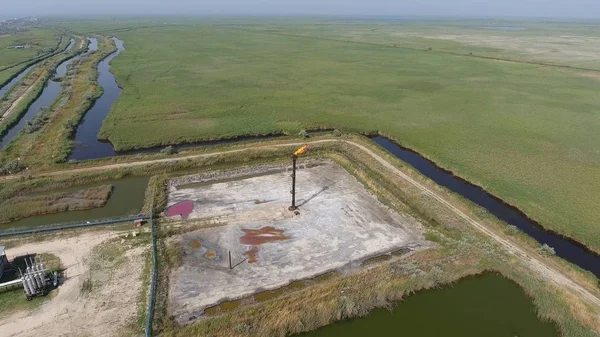 Sistem bir petrol sahası üzerinde bir meşale. Alan flare sistemi.
