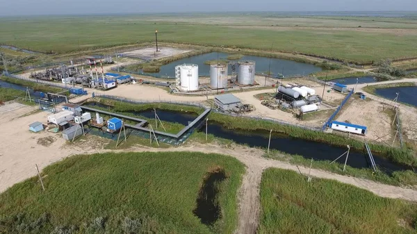 Petrol ayırma ekipmanlarının üst görüntüsü. Kurutma gazı ve yoğunlaştırma koleksiyonu için ekipman. Petrol sahası ekipmanı.