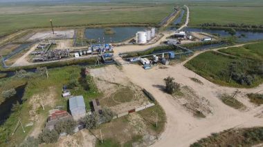 Petrol ayırma ekipmanlarının üst görüntüsü. Kurutma gazı ve yoğunlaştırma koleksiyonu için ekipman. Petrol sahası ekipmanı.