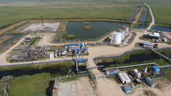 Petrol ayırma ekipmanlarının üst görüntüsü. Kurutma gazı ve yoğunlaştırma koleksiyonu için ekipman. Petrol sahası ekipmanı.