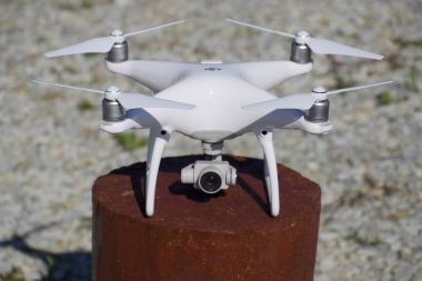 Krasnodar, Rusya - 10 Haziran 2017: Quadrocopter ile DJI indeks işlem Phantom 4 ahşap kenevir. Uçak uçuş için hazırlanıyor. Dron yenilikçi bir uçan robot olduğunu.