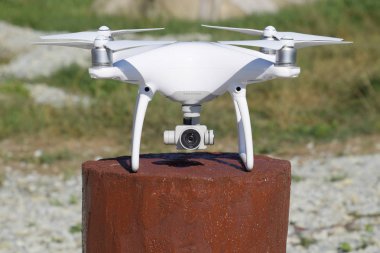 Quadrocopter ile DJI indeks işlem Phantom 4 ahşap kenevir tarihinde. Uçağı hazırlanıyor