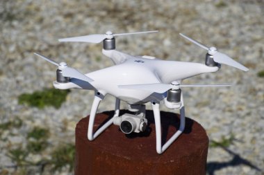 Krasnodar, Rusya - 10 Haziran 2017: Quadrocopter ile DJI indeks işlem Phantom 4 ahşap kenevir. Uçak uçuş için hazırlanıyor. Dron yenilikçi bir uçan robot olduğunu.