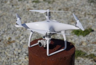 Quadrocopter ile DJI indeks işlem Phantom 4 ahşap kenevir tarihinde. Uçak uçuş için hazırlanıyor. Dron yenilikçi bir uçan robot olduğunu.