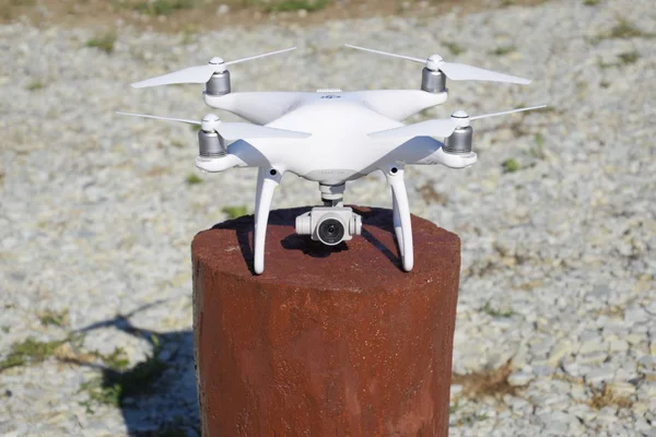Quadrocopter ile DJI indeks işlem Phantom 4 ahşap kenevir tarihinde. Uçak uçuş için hazırlanıyor. Dron yenilikçi bir uçan robot olduğunu.
