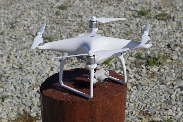Quadrocopter ile DJI indeks işlem Phantom 4 ahşap kenevir tarihinde. Uçak uçuş için hazırlanıyor. Dron yenilikçi bir uçan robot olduğunu.