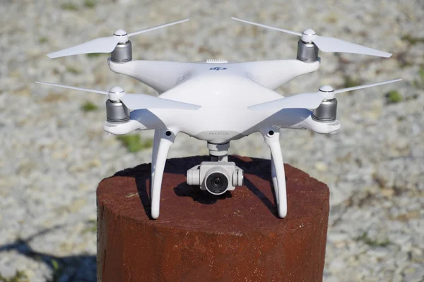 Ύψους Dji Phantom 4 για ένα ξύλινο κάνναβης. Προετοιμασία του μη επανδρωμένου αεροσκάφους για πτήση. Dron είναι ένα καινοτόμο ιπτάμενο ρομπότ. — Φωτογραφία Αρχείου
