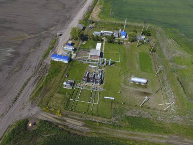 Kurutma gaz ve yoğuşma toplama donatımı. Üstten Görünüm. Üstten Görünüm petrol ayrılması için ekipman. Kurutma gaz ve yoğuşma toplama donatımı. Petrol sahası donanımları.