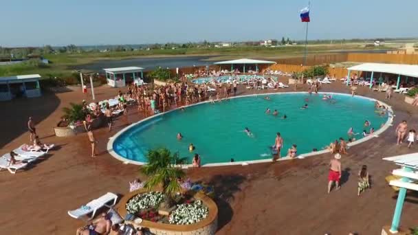 Oasis Basin in the village of Golubitskaya, Krasnodar Territory. People are relaxing in the pool. Swimming pool for adults and children. — Stock Video