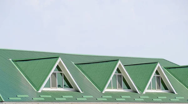 Dom z okna plastikowe i zielony dach z blachy falistej. Zielony dach Tektura profil metalowe i plastikowe okna. — Zdjęcie stockowe
