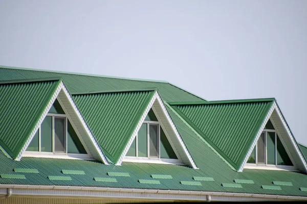 Дом Пластиковыми Окнами Зеленой Крышей Гофрированного Листа Крыша Металлического Профиля — стоковое фото
