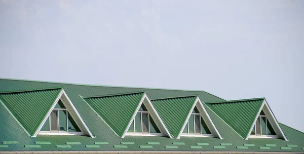 プラスチック窓と段ボールシートの緑の屋根を持つ家 プラスチック窓と家の上の金属プロファイル波状の屋根 段ボール金属プロファイルとプラスチック窓の緑の屋根 — ストック写真