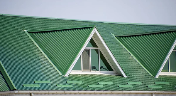 Huset Med Plastfönster Och Ett Grönt Tak Korrugerad Plåt Takläggning — Stockfoto
