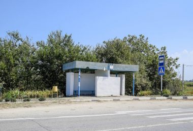 Kırsal kesimde otobüs durağı. Kırsal manzara