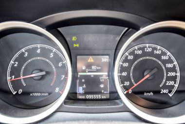 Aracın gösterge paneli dışında hareket olur. Okları hareket ile Modern araba Pano