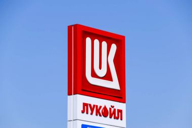 Şirketi lukoil logosu. Karayolu üzerinde petrol şirketi Lukoil benzin istasyonu.