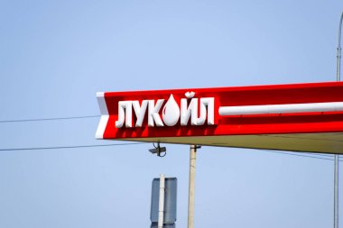 Petrovskaya, Rusya - 20 Ağustos 2017: benzin istasyonu karayolu üzerinde petrol şirketi Lukoil in. Şirketi lukoil logosu.