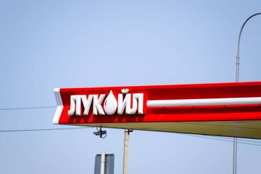 Şirketi lukoil logosu. Karayolu üzerinde petrol şirketi Lukoil benzin istasyonu.