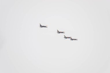 Krasnodar Havaalanı uçuş okulu yukarıda gökyüzü hava gösterisinde. Airshow Defender vatanın şerefine.