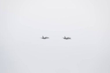 Krasnodar Havaalanı uçuş okulu yukarıda gökyüzü hava gösterisinde. Airshow Defender vatanın şerefine. MiG-29 gökyüzünde.