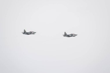 Krasnodar Havaalanı uçuş okulu yukarıda gökyüzü hava gösterisinde. Airshow Defender vatanın şerefine. MiG-29 gökyüzünde.
