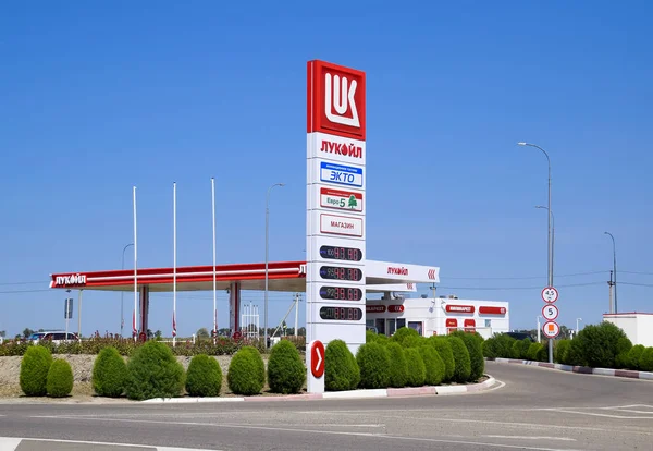 Petrovskaya Rusia Agosto 2017 Gasolinera Petrolera Lukoil Carretera — Foto de Stock