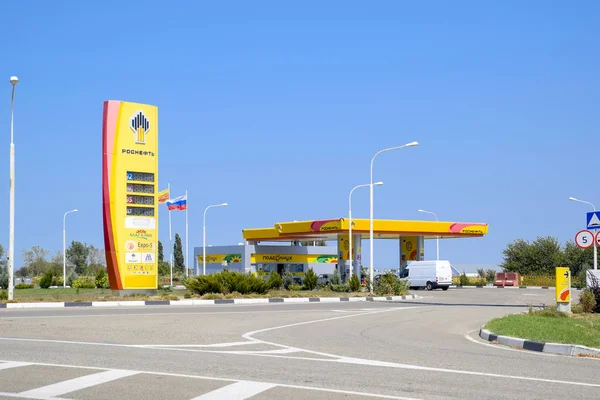 Petrovskaya, Rusya - 20 Ağustos 2017: benzin istasyonu karayolu üzerinde petrol şirketinin Rosneft. Rosneft firma logosu