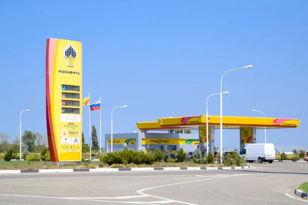 Logotipo de la empresa Rosneft. Gasolinera de la petrolera Rosneft en la carretera . — Foto de Stock