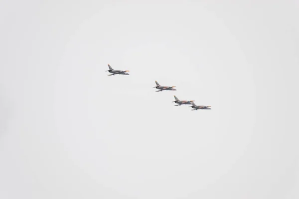 Espectáculo aéreo en el cielo sobre la escuela de vuelo del aeropuerto de Krasnodar. Airshow en honor de Defensor de la Patria . —  Fotos de Stock