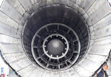 Bir jet motorunun değişken itme yönünde bir meme.