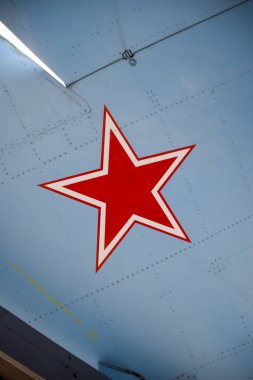 Bir askerin kanat derisinde beş köşeli kırmızı yıldız..