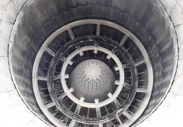 Bir jet motorunun değişken itme yönünde bir meme.