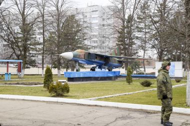 Savaşçı Havacılık Krasnodar Havaalanı, bir anıt. Genç askeri okul öğrenci.