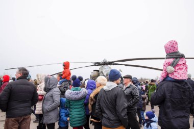 Krasnodar hava gösterisinde helikopter. Seyirciler askeri teçhizat arıyor.