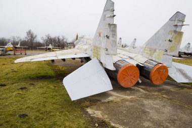 Krasnodar, Rusya - 23 Şubat 2017: Askeri uçak savaşçıları havaalanında. Eski açığa alınan uçak. Krasnodar Havaalanı