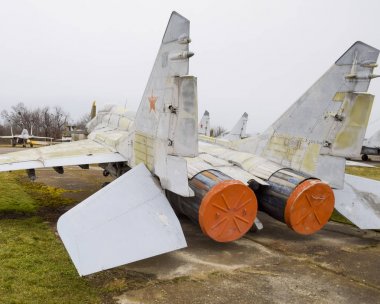 Krasnodar, Rusya - 23 Şubat 2017: Askeri uçak savaşçıları havaalanında. Eski açığa alınan uçak. Krasnodar Havaalanı