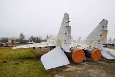 Havaalanında askeri uçak savaşçıları. Eski açığa alınan uçak. Krasnodar Havaalanı.