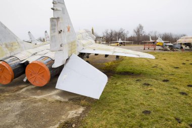 Krasnodar, Rusya - 23 Şubat 2017: Askeri uçak savaşçıları havaalanında. Eski açığa alınan uçak. Krasnodar Havaalanı