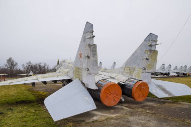 Krasnodar, Rusya - 23 Şubat 2017: Askeri uçak savaşçıları havaalanında. Eski açığa alınan uçak. Krasnodar Havaalanı