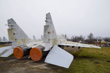 Krasnodar, Rusya - 23 Şubat 2017: Askeri uçak savaşçıları havaalanında. Eski açığa alınan uçak. Krasnodar Havaalanı