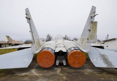 Krasnodar, Rusya - 23 Şubat 2017: Askeri uçak savaşçıları havaalanında. Eski açığa alınan uçak. Krasnodar Havaalanı