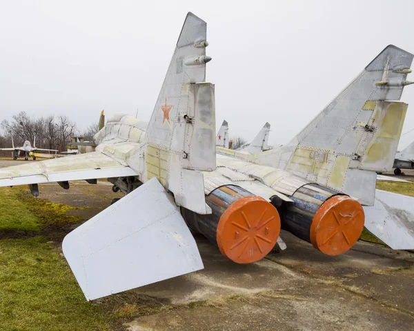 Krasnodar, Rusya - 23 Şubat 2017: Askeri uçak savaşçıları havaalanında. Eski açığa alınan uçak. Krasnodar Havaalanı