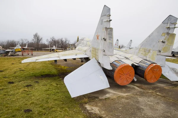 Krasnodar, Rusya - 23 Şubat 2017: Askeri uçak savaşçıları havaalanında. Eski açığa alınan uçak. Krasnodar Havaalanı