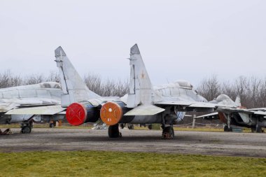 Havaalanında askeri uçak savaşçıları. Eski açığa alınan uçak. Krasnodar Havaalanı.