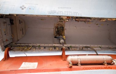 Krasnodar, Rusya - 23 Şubat 2017: Su-35 Avcı Hava gösterisi. Seyirci göstermek için Havaalanı uçakta. Bomba için açık bir bölme. İç savaş donanımları.