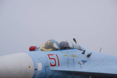 Krasnodar, Rusya - 23 Şubat 2017: Su-35 avcı hava gösterisi. Seyirci göstermek için Havaalanı uçakta. Kokpit ve uçak burun.