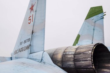 Krasnodar, Rusya - 23 Şubat 2017: Su-35 avcı arka kısmı. Flep direksiyon. Bir meme bir jet motorunun değişken itme yönünde bir Amber.