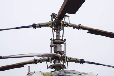 Vida ve bıçakları askeri helikopter. Aktarım mekanizması
